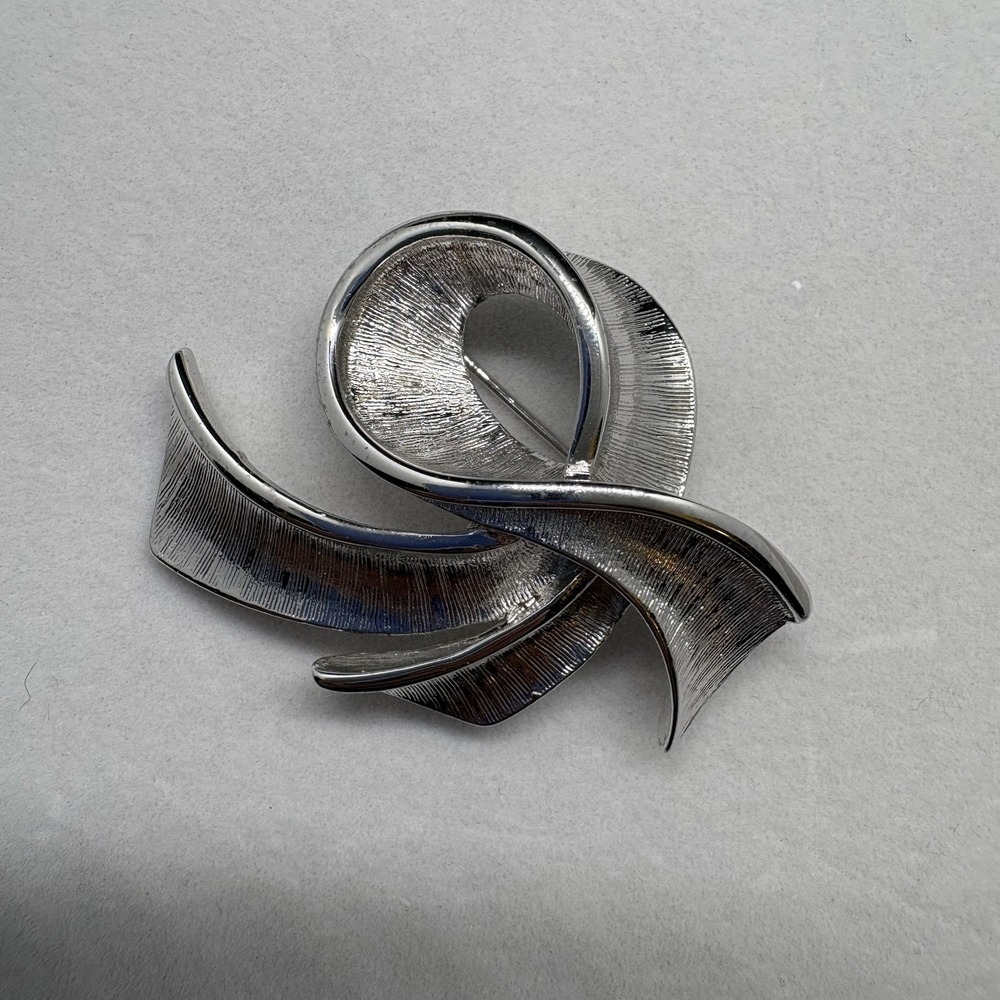 Vintage Silver Tone Loop Ribbon Brooch Pin Textured - Picture 2 of 5